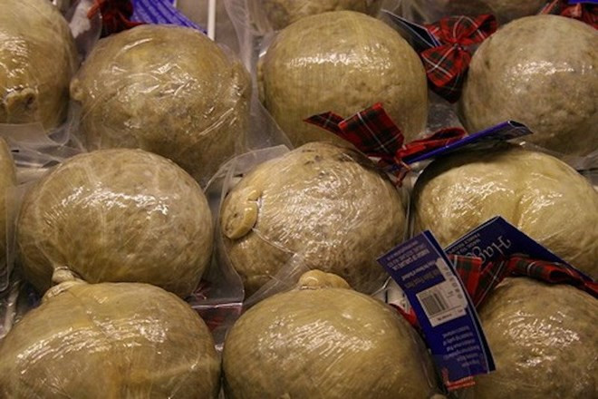 Haggis (Nội tạng cừu) Món ăn được làm từ nội tạng cừu bao gồm tim, gan, phổi băm nhỏ với hành tây, bột yến mạch, mỡ ở thận cừu, gia vị, muối, băm nhỏ, trộn với nhau rồi nhồi trong dạ dày của cừu và luộc trong khoảng ba tiếng đồng hồ.