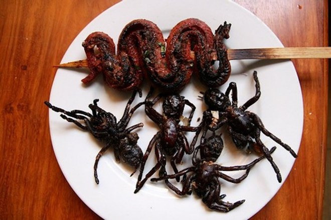 Nhện đen rán giòn Những con nhện đen to được rán giòn là món ăn khoái khẩu của nhiều người dân Campuchia nhưng nó thực sự là thử thách đối với du khách nước ngoài. Giống như tên gọi của nó, món ăn này được chế biến từ nhện trộn đều trong bột ngọt, đường, muối, tiêu, tỏi, sau đó chiên trong dầu cho đến khi vàng ngậy hoặc có thể tẩm bột trước khi thả vào chảo dầu nóng.