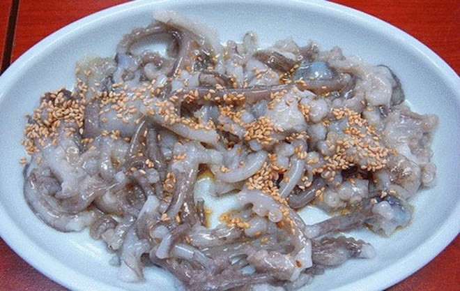 Bạch tuộc sống Đây chính là món Sannakji của Hàn Quốc hay còn gọi là món bạch tuộc sống. Các xúc tu của bạch tuộc đang ngoe nguẩy sẽ được cắt thành miếng nhỏ, tẩm gia vị thường là dầu mè, mè và bày ra bàn ăn.