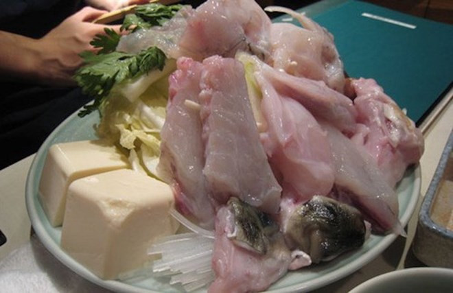 Fugu (Cá nóc) Fugu là tên tiếng Nhật của loài cá nóc độc, lượng tetrodotoxin trong loài cá này có thể gây chết người. Do đó, chỉ những đầu bếp có kinh nghiệm mới có thể chế biến món này. Một lượng nhỏ chất độc còn sót lại cũng có thể gây ra cảm giác ngứa lưỡi và môi.