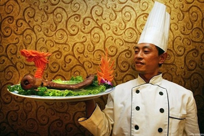 Pín bò Yak Đây là một món ăn rất phổ biến ở Trung Quốc, được chế biến từ pín của con bò (bộ phận sinh dục của bò). Người ta cho rằng ăn một trong những món ăn kinh dị nhất thế giới này giúp tăng khả năng "giường chiếu".