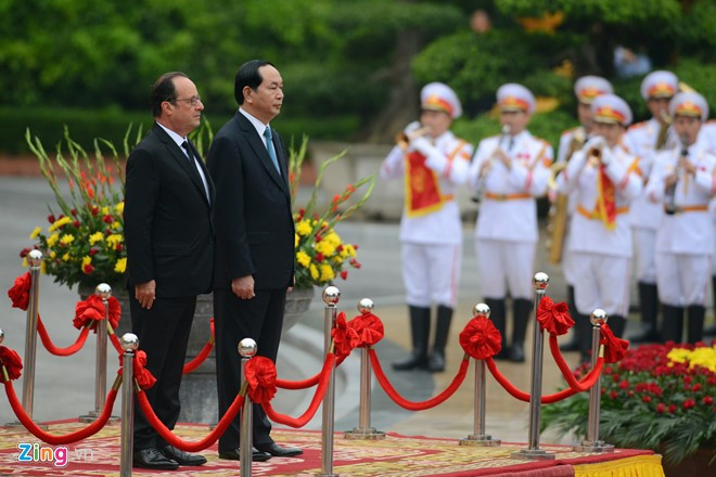 Chủ tịch nước Trần Đại Quang chủ trì buổi đón tiếp Tổng thống Hollande theo nghi lễ cấp cao nhất dành cho nguyên thủ. Ảnh: Tiến Tuấn.