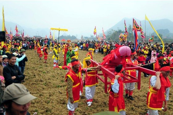 Kiệu rước tàng thinh được 8 trai tráng trong làng khiêng trên quãng đường rước dài chừng hơn 1km từ đình làng ra miếu Xa Vùn.