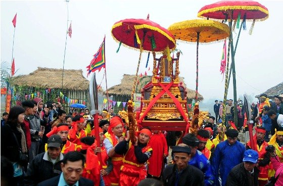 Thanh niên trai tráng khiêng kiệu rước Ngài từ đình làng ra miếu Xa Vùn (thờ Đức Thánh Cao Sơn Quý Minh) để cùng vui hội.