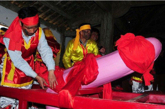 Trong lễ hội, đặc biệt nhất là màn rước sinh thực khí (hay còn gọi là tàng thinh).