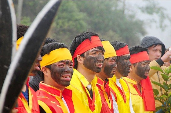 Các diễn viên tham gia hội đều bôi mặt nhọ. Theo các cụ kể lại, việc này nhằm đánh lạc hướng những linh hồn giặc, và sẽ không còn con ma nào biết ai diễn lại hình dạng thất bại của họ để về mà bắt cũng như gieo dịch bệnh, tai họa.