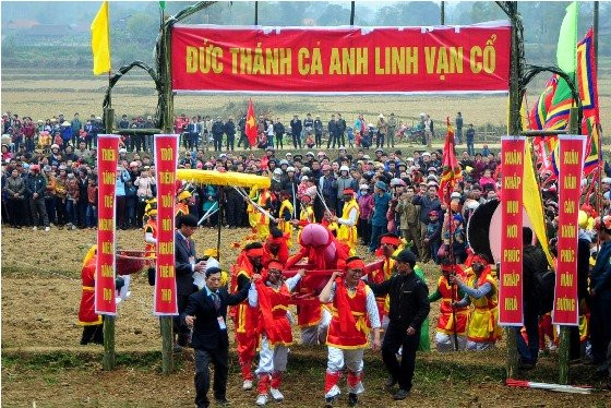 Thanh niên trai tráng rước sinh thực khí nam đến miếu Xa Vùn để làm lễ.