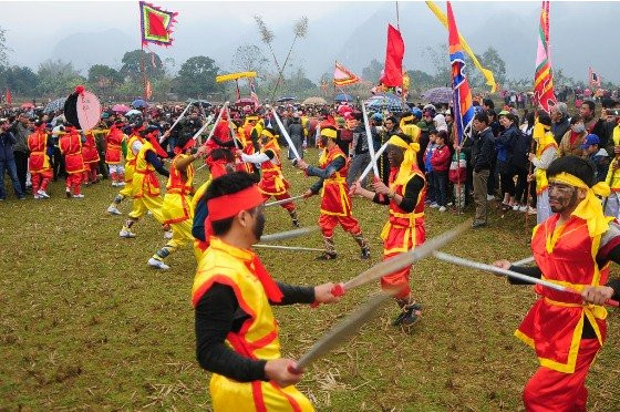 Màn múa kiếm, đao mô phỏng lại quá trình chống giặc ngoại xâm của nhân dân.