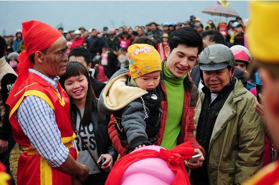Người dân và du khách thích thú trước hình ảnh sinh thực khí nam, nhiều người mong muốn sờ vào sinh thực khí để cầu may.