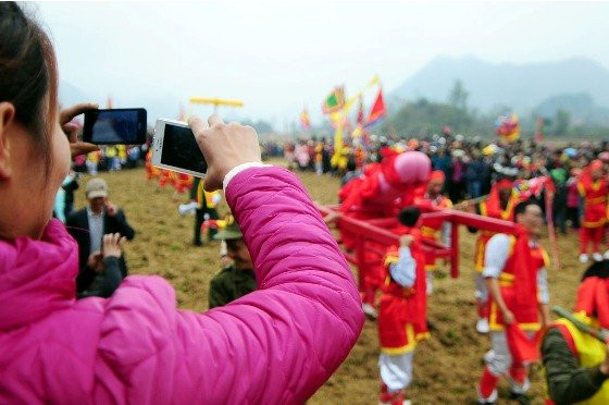 Nhiều người dân tỏ ra thích thú và hào hứng chụp lại hình ảnh sinh thực khí nam làm kỷ niệm.