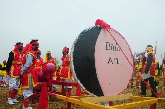 Hai biểu tượng sinh thực khí nam và nữ được người dân rước kiệu làm lễ. Người dân nơi đây gọi sinh thực khí nữ là Mặt Nguyệt nên mô tả lại giống hình ảnh trăng. Chữ “Bình an” ở Mặt Nguyệt với ý nghĩa cầu mong cuộc sống bình an, sinh sôi nảy nở.
