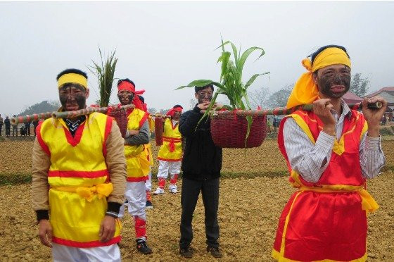 Trong lễ hội, các lễ vật cúng tế còn có ngô, lúa, dâu,… cầu cho cuộc sống đầy đủ, ấm no.