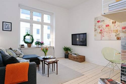 Các cửa sổ bằng kính rộng, đảm bảo ánh sáng tự nhiên ban ngày tràn vào nhà với một lượng thích hợp. Bên cạnh đó, ánh sáng được phản chiếu bởi các bức tường màu trắng tạo cảm giác mở rộng phòng.