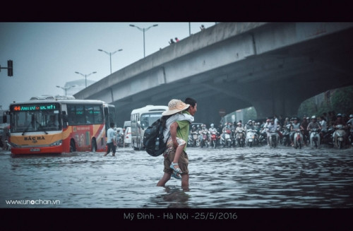 Phải kể đến bức ảnh ba cõng con đi trong biển nước tại bến xe Mỹ Đình. Khoảnh khắc này được nhiếp ảnh gia Unochan chụp lại trong sáng nay đã nhận được hơn 6 ngàn lượt xem và nhiều bình luận bày tỏ sự xúc động về tình cảm cha con.