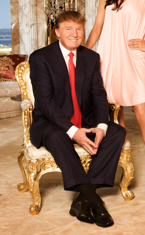 Trump ngồi trên chiếc ghế Louis XV sang trọng.