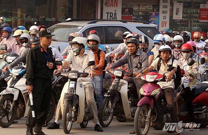 Việc huy động thêm hàng trăm cán bộ chiên sĩ xuống đường điều tiết giao thông đã giúp giao thông thủ đô sáng nay trật tự hơn.