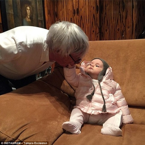 Cháu ngoại tỷ phú Bernie Ecclestone Là cháu ngoại của tỷ phú Bernie Ecclestone, được sinh ra trong nhung lụa, mới một tuổi nhưng cô bé Sophia đã được đi khắp nơi, trải nghiệm cuộc sống xa xỉ, sang trọng bậc nhất thế giới. Trong ngày sinh nhật lần đầu tiên hôm 17/3 của con gái, Tamara – con gái của tỷ phú Bernie Ecclestone và chồng, thương gia Jay Rutland, không ngại ngần biến một góc sân vườn trong biệt thự 57 phòng trị giá 70 triệu bảng của mình, thành một khu vườn cổ tích ngọt ngào và mộng mơ.