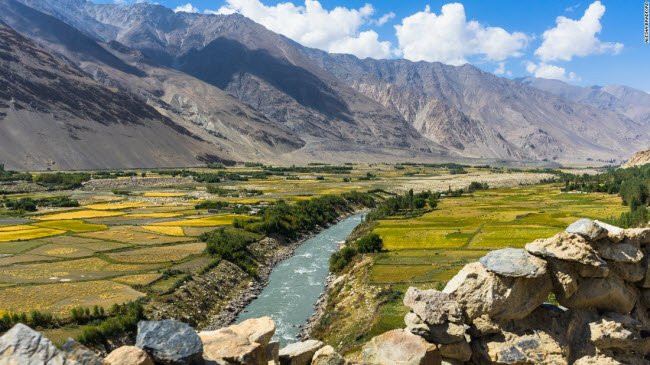 Phong cảnh tuyệt đẹp dọc con sông Panj, phân tách biên giới giữa Afghanistan (trái) và Tajikistan (phải).