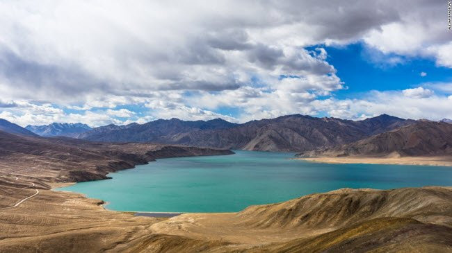 Hồ Bulunkul là một trong những nơi có phong cảnh đẹp nhất dọc tuyến đường Pamir chạy qua Tajikistan.