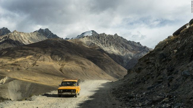 Xa lộ heo hút nhất thế giới Pamir có chiều dài 2.038 km, chạy qua sa mạc ở các quốc gia vùng Trung Á như Kyrgyzstan, Tajikistan và Afghanistan. Cung đường gồ ghề với sỏi và bụi đất tại vùng hành lang Wakhan, Afghanistan (ảnh).