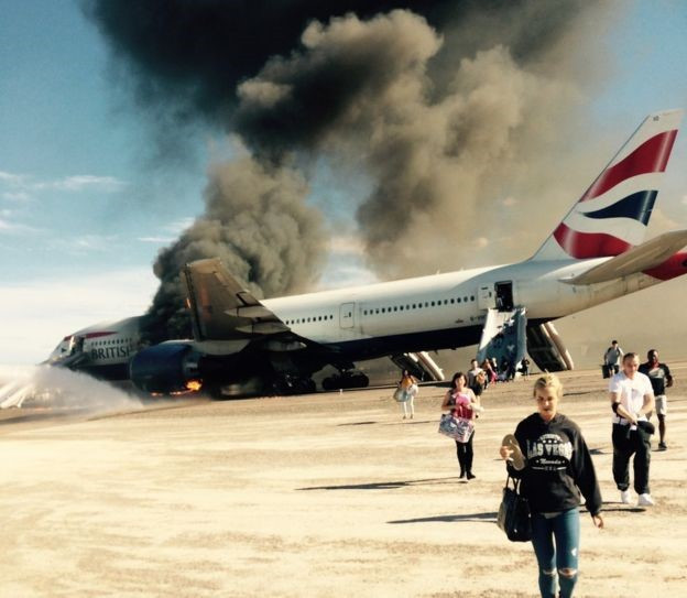 Khoảng 16h ngày 9/9/2015 (theo giờ địa phương), chiếc Boeing 777-200 của hãng hàng không British Airway, chở theo 159 hành khách và 13 thành viên phi hành đoàn, bốc cháy trên đường băng của sân bay quốc tế McCarran, Las Vegas (Mỹ) khi đang chuẩn bị cất cánh về thủ đô London, Anh. Theo BBC, động cơ bên phải của phi cơ bốc cháy. Ảnh: Jordan Masters