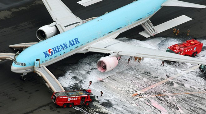 Hôm 27/5, một máy bay Boeing 777 mang số hiệu 2708 của hãng hàng không Korean Air bốc cháy khi đang cất cánh từ sân bay Haneda tại thủ đô Tokyo, Nhật Bản khiến 302 hành khách và 17 thành viên phi hành đoàn phải sơ tán. Ảnh: Reuters