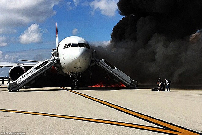 Hôm 29/10/2015, chiếc Boeing 767-200ER mang số hiệu 405 của hãng hàng không Dynamic International bốc cháy khi đang di chuyển trên đường băng tại sân bay quốc tế Fort Lauderdale - Hollywood. Chỉ vài phút sau khi các phi công phát hiện ra vấn đề, 101 hành khách và phi hành đoàn nhanh chóng sơ tán khỏi máy bay bốc cháy. 20 người bị thương, Reuters đưa tin. Ảnh: Getty
