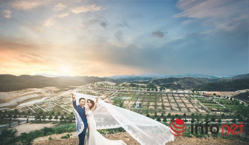 Để chụp được bộ ảnh, anh và người yêu phải di chuyển từ Hà Nội tới Hòa Bình từ sáng chọn quanh khu vực nghĩa trang Lạc Hồng xem chỗ nào đẹp nhất có thể ghi lại khoảnh khắc của hai vợ chồng anh.