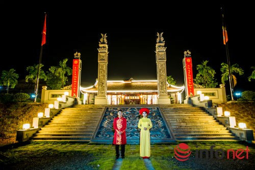 Những bức ảnh ghi lại khoảnh khắc hai người thề hẹn trước đức phật tại nhà chùa.