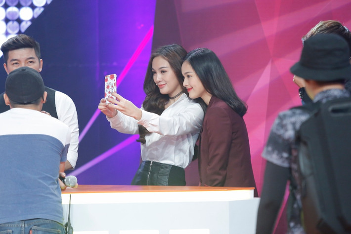 Trước khi tham gia vào showbiz Việt và trở thành một người mẫu đình đám như hiện nay, Hạ Vi là một cái tên quen thuộc trên các trang mạng xã hội như Facebook, Instagram. Trên tài khoản cá nhân của cô có hơn 70.000 người theo dõi.