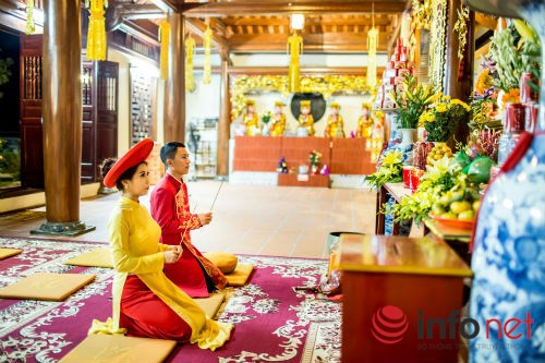 Vợ chồng anh chụp ảnh cưới trong chùa.