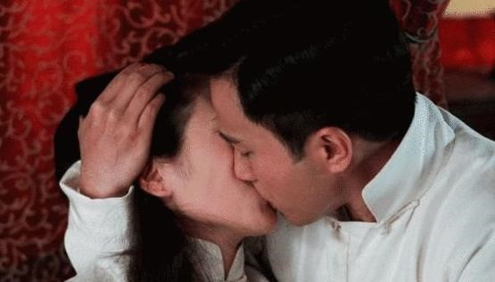 Theo miêu tả, Diệp Tuyền ngồi hẳn lên người Khải Uy khi quay cảnh hôn. Họ mất gần 4 tiếng để quay cảnh mùi mẫn khiến đạo diễn cũng ngượng ngùng. Tuy nhiên, sau đó hai người đều cho rằng đó là "nhập tâm vào vai diễn".