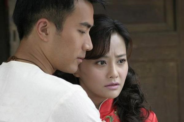 Nam tài tử Lưu Khải Uy từng bị tố là người thứ ba khiến Ngô Kỳ Long và Mã Á Thư đường ai nấy đi. Người đẹp họ Mã và Ngô Kỳ Long ly hôn năm 2010. Cũng lúc này, tin đồn Lưu Khải Uy sống chung với Mã Á Thư được đăng tải trên nhiều trang báo. Theo đó, họ bí mật qua lại khi đóng vai tình nhân trên màn ảnh. Tuy nhiên, anh luôn phủ nhận tin đồn này và khẳng định "chỉ là bạn thân với Mã Á Thư".