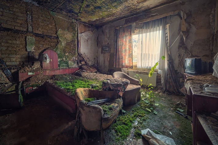 Căn phòng trong một khách sạn cũ bị lãng quên. Ảnh: Matthias Haker.