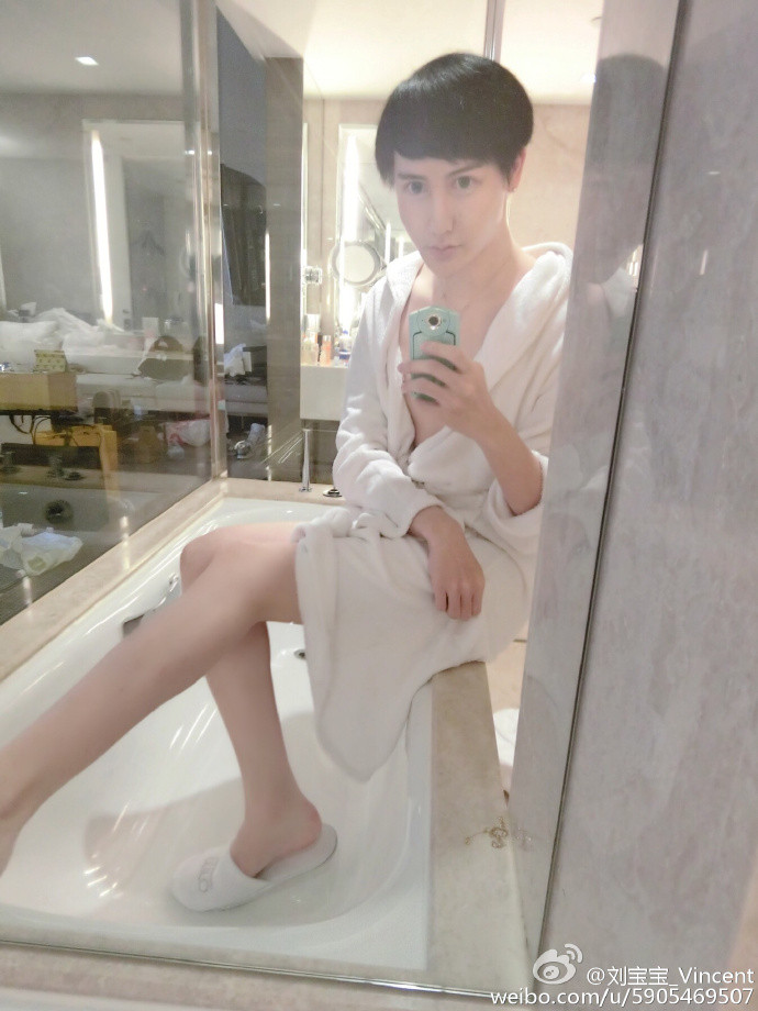 Những bức ảnh của anh chàng đều chụp trong hoàn cảnh nửa kín nửa hở cũng khiến nhiều người...hết hồn.