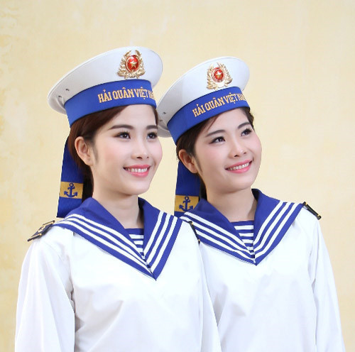 Hai chị em song sinh đều có đam mê nghệ thuật. - Hai bạn nhìn rất giống nhau, có khi nào bị mọi người nhầm lẫn? Cũng có, vì hai đứa có khuôn mặt và vóc dáng giống nhau. Hồi trước đi học thì mọi người cứ gọi là Nam “chị”, Nam “em” để phân biệt. Nhưng nếu mọi người để ý thì Nam Em có một nốt ruồi dưới cằm, còn tôi thì không có. Khuôn mặt của Nam Em thon dài, còn của em thì tròn hơn. - Được biết, hai chị em có tuổi thơ không êm ả, hiện tại cả hai đều đã trưởng thành, mối quan hệ giữa mẹ và các bạn như thế nào? Cha tôi mất năm tôi học lớp 12. Giờ chỉ còn lại mẹ nên chúng tôi thương mẹ lắm. Hiện tại, mẹ ở với Nam Em bên quận 1, còn tôi ở quận 7, cứ khi nào rảnh là tôi chạy qua chơi với mẹ. - Cả hai cô con gái đều xinh đẹp và nổi tiếng, mẹ bạn có suy nghĩ như thế nào về điều này? Mẹ rất tự hào vì tụi em biết suy nghĩ cho tương lai, sống tự lập. Hai chị em chỉ cần làm việc mà mình thích là mẹ đều ủng hộ. Tình yêu phải có sự rung động từ con tim