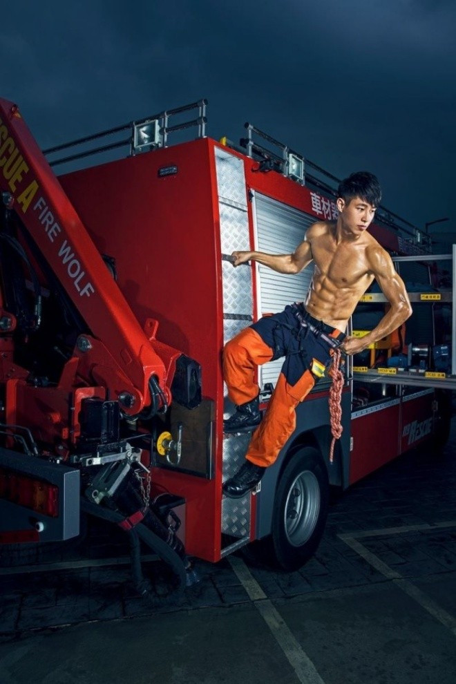 Toàn bộ lịch không được bán rộng rãi mà được sử dụng làm quà cho các mạnh thường quân có đóng góp cho quỹ DOWN SYNDROME FOUNDATION ROC (quỹ chăm sóc cho các bệnh nhân Dowm) và là phần thưởng cho một cuộc thi trên mạng do Sở cứu hoả tổ chức.