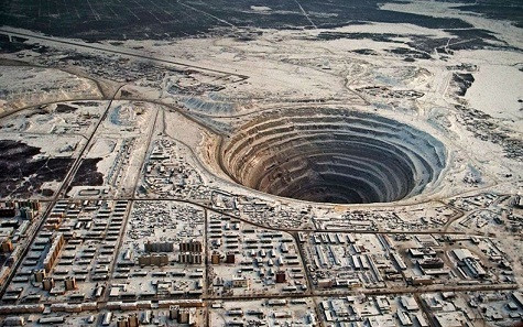 Lỗ nhân tạo lớn thứ hai thế giới, Mirny được xây dựng để đáp ứng nhu cầu của Liên Xô đối với việc khai thác kim cương công nghiệp, nhưng cuối cùng nó đã bị bỏ rơi khi không thể đào sâu hơn được nữa.