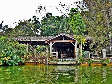 Một điểm du lịch ở trung tâm của Disney World trước đây từng là nơi hoang dã, người ta đồn rằng hòn đảo này bị bỏ hoang sau khi 1 loại vi khuẩn gây chết người được tìm ra ở nguồn nước xung quanh đó.