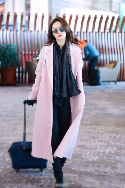 Xuất hiện trong chiếc áo măng tô màu hồng phấn của Dior, người đẹp Lưu Diệc Phi ngay lập tức thu hút sự chú ý tại sân bay ngày 22/1.