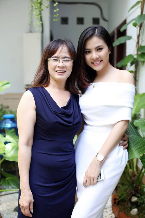 Mẹ của Vân Trang còn khá trẻ và rất có gu thời trang. Bà ăn mặc sang trọng khi chụp ảnh kỉ niệm cùng con gái yêu.