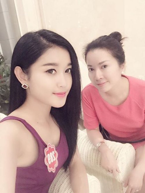 Có thể dễ dàng nhận thấy, người đẹp Hà thành được thừa hưởng nhiều nét đẹp từ mẹ.
