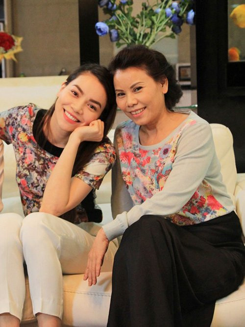 Hồ Ngọc Hà sở hữu nụ cười rạng rỡ giống đấng sinh thành. Ở tuổi 58, mẹ của “nữ hoàng giải trí” vẫn toát lên sự trẻ trung, rạng rỡ. Khi Hà Hồ gặp khó khăn vì dính tới nhiều scandal, mẹ của cô – bà Ngọc Hương đã viết tâm thư xúc động gửi tới con gái và động viên cô hãy mạnh mẽ, vượt qua mọi khó khăn.