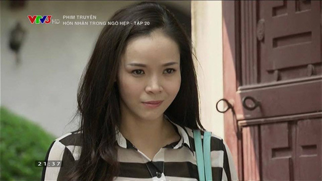 Cô học tại trường sân khấu điện ảnh và đầu quân cho Nhà hát Kịch Việt Nam, trước khi nổi tiếng với vai Hằng trong "Hôn nhân trong ngõ hẹp". Vai diễn Hằng ở "Hôn nhân trong ngõ hẹp" là một trong những vai diễn bị ghét nhất trên màn ảnh của Diễm Hương và cũng nhờ bộ phim này mà Diễm Hương bị gắn với biệt danh "hồ ly tinh".
