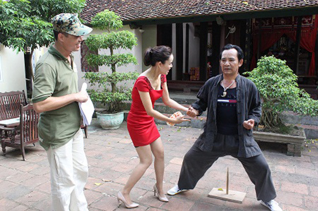 Trên phim trường, Diễm Hương và Quang Tèo có khá nhiều cảnh tình cảm, chăm sóc lẫn nhau. Nhờ "Ván cờ vồ" khán giả mới tìm thấy những hình ảnh gợi cảm của Diễm Hương như thế này.