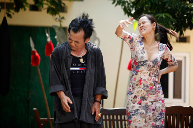 Trong phần phim n"Ván cờ vồ", nữ diễn viên Diễm Hương vào vai cô người yêu đanh đá của Quang Tèo, thẳng tay đánh đấm khi phát hiện ra bạn trai mình "dê gái".