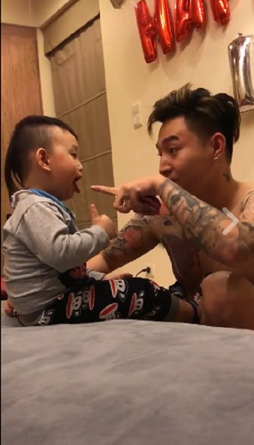 Theo những gì diễn ra trong đoạn clip cho thấy anh S.H đang cho con trai ăn kẹo, thế nhưng anh đã dùng những "chiêu trò" khiến bé trai không được ăn kẹo mà vẫn phải thừa nhận rằng "kẹo rất ngon" và miệng thì nhai nhai như... có kẹo ở trong miệng.- Ba lấy kẹo nhá, há nào, ngon không? Con ngậm trong mồm rồi con gì. - Anh S.H nói chuyện trước phản ứng bối rối của con trai. Trong khi đó bé trai vẫn một mực nói rằng mình chưa được viên kẹo nào.