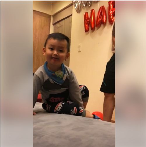 Muốn ăn kẹo, bé trai phải hôn, thơm má bố rất nhiều. Kết thúc màn "ăn kẹo bá đạo" bé trai vẫn chưa được ăn viên kẹo nào mà vẫn phải ngậm ngùi... khen kẹo ngon.