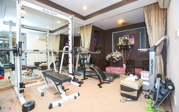 Phòng tập gym ở bên cạnh hồ bơi. Để giữ cân nặng và sức khỏe đi diễn, anh chăm chỉ tập luyện thể thao mỗi ngày.