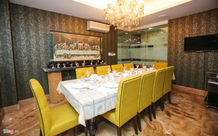 Anh trang trí phòng với điểm nhấn là chùm đèn lớn, bức tranh khổ rộng.